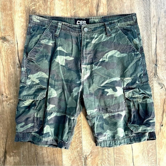 Camouflage Y2K Cargo Shorts - Picture 1 of 6